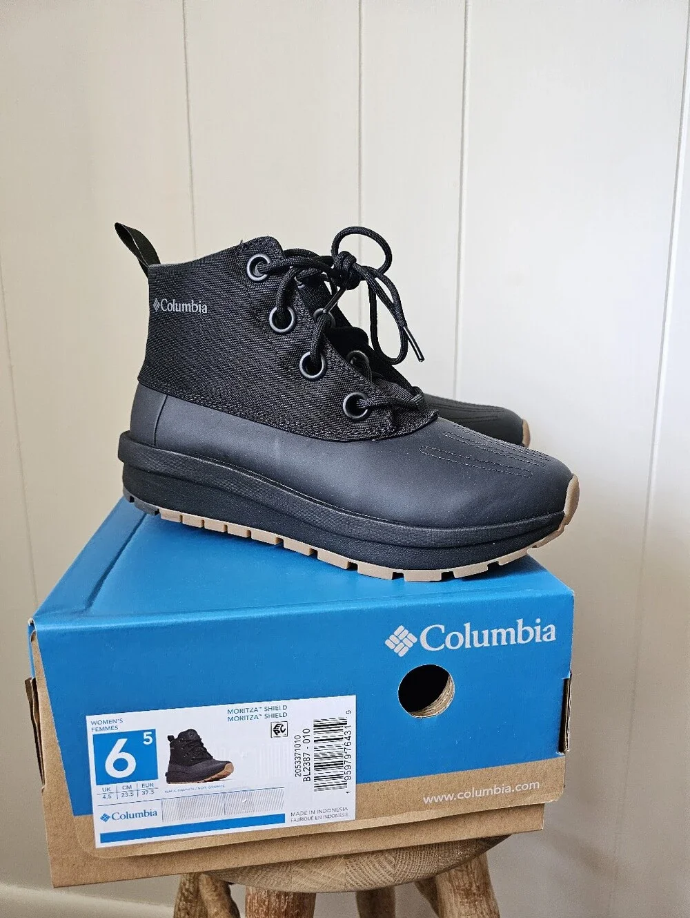 NEW Columbia Women’s Black Moritza Shield Hiking Duck Boots